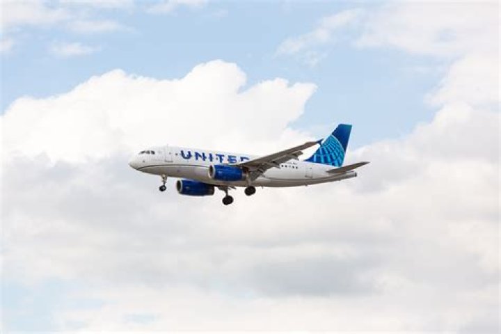 Does United Airbus A319 have tvs?