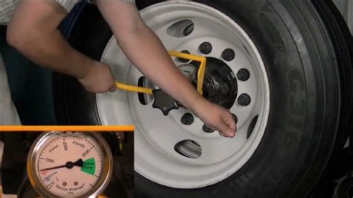 How do you measure final drive side bearing preload?