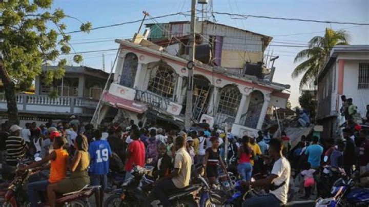 How many Haitians died from the earthquake?