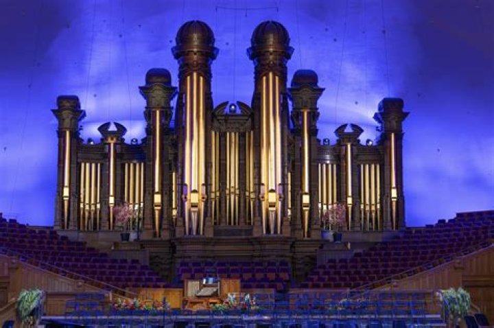 How old is the organ in the Mormon Tabernacle?