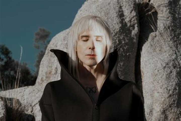 Is Iamx a goth?