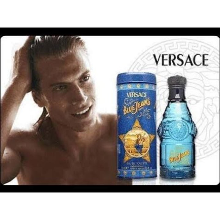 What does Versace Blue Jeans man smell like?