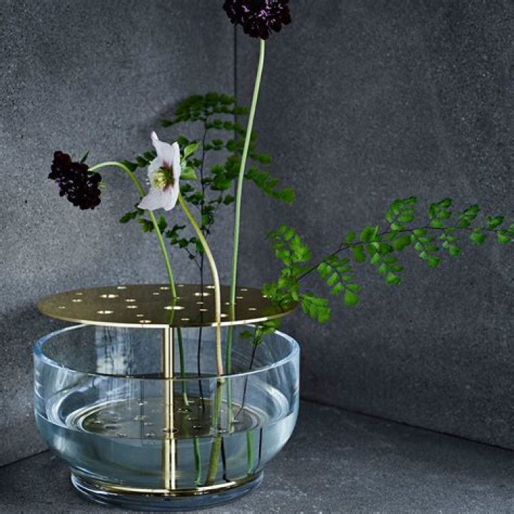 What is ikebana vase?