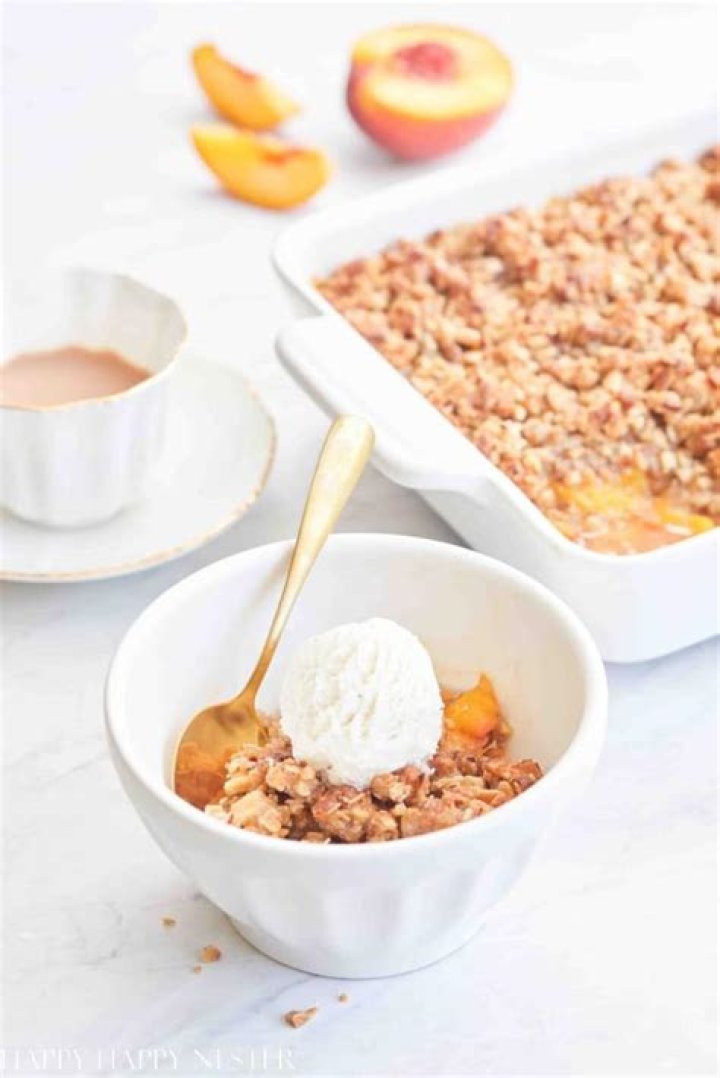 What is the difference between peach cobbler and peach crisp?